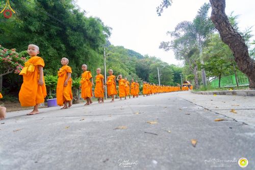 ภาพ No.222257:วันที่ 26-27 เมษายน พ.ศ. 2568 ศูนย์ปฏิบัติธรรมสวนผึ้ง ร่วมกับ ธุดงค์คสถานประจวบคีรีขันธ์ และวัดอ่าวน้อย  จัดกิจกรรมเดินธรรมยาตรา ตักบาตรข้าวสารอาหารแห้ง และจุดประทีปถวายเป็นพุทธบูชา ณ วัดอ่าวน้อย จ.ประจวบคีรีขันธ์