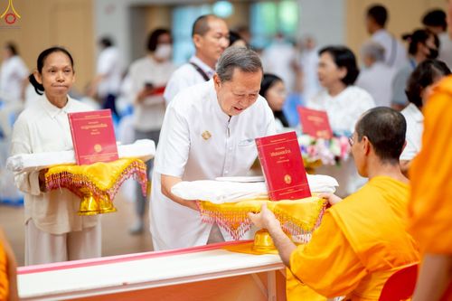 ภาพ No.228428:วันอาทิตย์ที่ 8 มิถุนายน พ.ศ. 2568 พิธีถวายทุนสนับสนุนพระไตรปิฎกฉบับธรรมชัย และอนุรักษ์คัมภีร์โบราณ ณ ห้องแก้วสารพัดนึก 2 วัดพระธรรมกาย