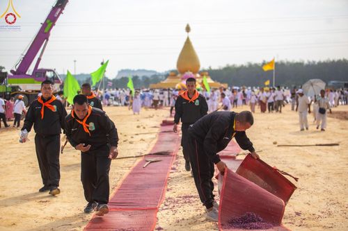 ภาพ No.130113:V.34 เพื่อธรรมเพื่อบางกล่ำ การรับบุญของเจ้าหน้าที่หน่วยงานต่างๆ  เพื่องานธรรมยาตราอัญเชิญพระบรมสารีริกธาตุ ประดิษฐาน ณ มหารัตนเจดีย์สิริปทุมสวรรค์ (เจดีย์อริยพุทธะ 5 พระองค์) ณ ศูนย์ปฏิบัติธรรมภาคใต้ อ.บางกล่ำ จ.สงขลา ระหว่างวันที่ 9-10 มีนาคม พ.ศ. 2567