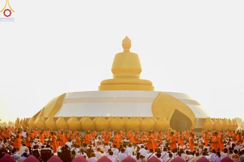 ภาพ No.201136:พิธีตักบาตรพระธรรมยาตรา ณ อนุสรณ์สถานลำดับที่ 5 สถานที่เผยแผ่วิชชาธรรมกายครั้งแรก อนุสรณ์สถานบางปลา วัดบางปลา อำเภอบางเลน จังหวัดนครปฐม ในโครงการธรรมยาตรา กตัญญูบูชา มหาปูชนียาจารย์ พระมงคลเทพมุนี(สด จนฺทสโร) พระผู้ปราบมาร อนุสรณ์สถาน 7 แห่ง ปีที่ 13