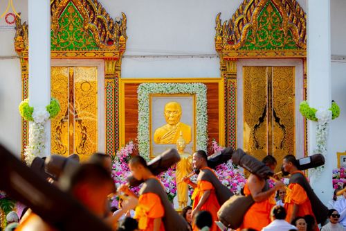 ภาพ No.193367:พิธีต้อนรับพระธรรมยาตรา ณ อนุสรณ์สถาน สถานที่เกิดในเพศสมณะ วัดสองพี่น้อง อำเภอสองพี่น้อง จังหวัดสุพรรณบุรี ในโครงการธรรมยาตรา กตัญญูบูชา มหาปูชนียาจารย์ พระมงคลเทพมุนี(สด จนฺทสโร) พระผู้ปราบมาร อนุสรณ์สถาน 7 แห่ง ปีที่ 13 วันที่ 11 มกราคม พ.ศ. 2568