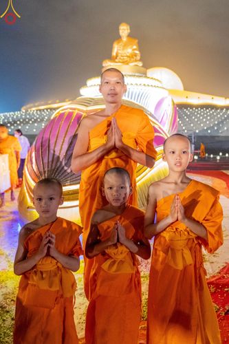 ภาพ No.122329:พิธีจุดประทีปถวายเป็นพุทธบูชา และบูชาธรรมมหาปูชนียาจารย์ พระมงคลเทพมุนี(สด จนฺทสโร) ในโครงการธรรมยาตรา กตัญญูบูชา มหาปูชนียาจารย์ พระมงคลเทพมุนี(สด จนฺทสโร) พระผู้ปราบมาร อนุสรณ์สถาน 7 แห่ง ปีที่ 12 วันที่ 31 มกราคม พ.ศ. 2567 ณ วัดพระธรรมกาย จ.ปทุมธานี (