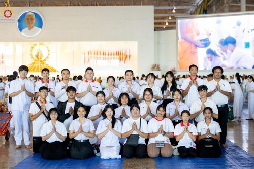 ภาพ No.151108:พิธีตักบาตร ในวันอาทิตย์ต้นเดือน วันที่ 1 กันยายน พ.ศ. 2567 ณ สภาธรรมกายสากล วัดพระธรรมกาย