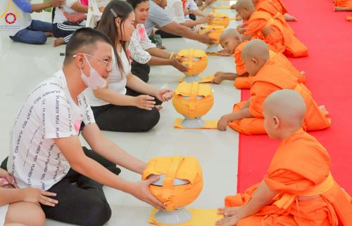 ภาพ No.216296:วันเสาร์ที่ 5 เมษายน พ.ศ. 2568 พิธีตัดปอยผม พิธีขอขมาผู้ปกครอง พิธีขอขมามอบผ้าไตร พิธีบรรพชา พิธีถวายบาตรสามเณร ณ ศูนย์ปฏิบัติธรรมและศูนย์อบรมเยาวชนเพชรบุรี ต.ท่าแลง อ.ท่ายาง จ.เพชรบุรี