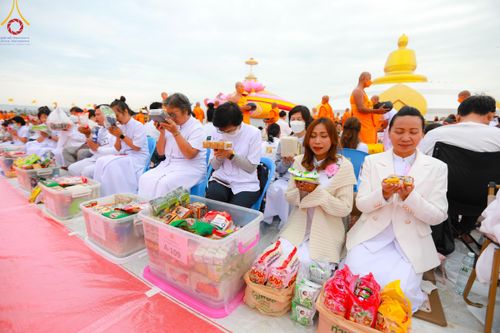 ภาพ No.118575:พิธีตักบาตรพระธรรมยาตรา ปีที่ 12 ณ อนุสรณ์สถานลำดับที่ 5 สถานที่เผยแผ่วิชชาธรรมกายครั้งแรก อนุสรณ์สถานบางปลา จ.นครปฐม วันที่ 25 มกราคม พ.ศ. 2567
