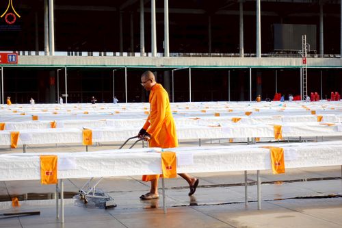 ภาพ No.218565:วันที่ 15 - 18 เมษายน พ.ศ. 2568 การเตรียมภาชนะสำหรับถวายภัตตาหาร , การจัดโต๊ะเก้าอี้ในลานธรรม , การแพ็คพัสดุงานต้อนรับ เพื่องานวันคุ้มครองโลก 22 เมษายน พ.ศ.2568 วัดพระธรรมกาย