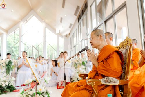 ภาพ No.239502:วันอาทิตย์ที่ 17 สิงหาคม พ.ศ. 2568 พิธีกดปุ่มอัญเชิญรูปเหมือน พระมงคลเทพมุนี (สด จันทสโร)  ณ มหาวิหารแก้วพระมงคลเทพมุนี  ศูนย์ปฏิบัติธรรมแก้วเมืองเลย