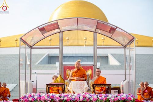 ภาพ No.221669:วันอังคารที่ 22 เมษายน พ.ศ. 2568 ภาพพิธีถวายมหาสังฆทานคณะสงฆ์ 40,000 กว่าวัดทั่วประเทศ เนื่องในวันคุ้มครองโลก ชุดที่ 2 (ปลื้มให้สมการรอคอย) ณ ลานธรรมพระมหาธรรมกายเจดีย์ วัดพระธรรมกาย