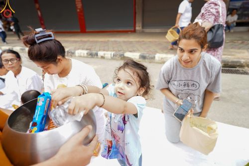 ภาพ No.146350:ตักบาตรพระ 1,384 รูป ทำบุญเมืองฝางครบรอบ 1,383 ปี ถวายเป็นพระราชกุศลแด่พระบาทสมเด็จพระเจ้าอยู่หัว เนื่องในโอกาสพระราชพิธีมหามงคล เฉลิมพระชนมพรรษา 6 รอบ 72 พรรษา วันเสาร์ที่ 27 กรกฎาคม พ.ศ.2567  ณ ถนนหน้าที่ว่าการอำเภอฝาง จ.เชียงใหม่