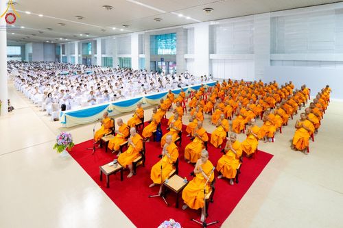 ภาพ No.150013:พิธีตักบาตร , พิธีปฎิบัติธรรม , พิธีถวายภัตตาหารเมนูสวรรค์ ในพรรษาแห่งการเข้าถึงธรรม วันธรรมชัย วันอังคารที่ 27 สิงหาคม พ.ศ.2567 ณ สภาธรรมกายสากล วัดพระธรรมกาย