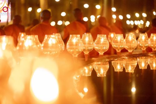 ภาพ No.107226:พิธีจุดประทีปถวายเป็นพุทธบูชา และบูชาธรรมมหาปูชนียาจารย์ ในโครงการธรรมยาตรากตัญญูบูชา มหาปูชนียาจารย์ พระมงคลเทพมุนี(สด จนฺทสโร) พระผู้ปราบมาร  อนุสรณ์สถาน 7 แห่ง ปีที่ 12  วันที่ 6 มกราคม พ.ศ. 2567 ณ อนุสรณ์สถานมหาวิหารพระมงคลเทพมุนี อ.สองพี่น้อง จ.สุพร