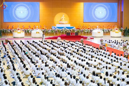 ภาพ No.136673:พิธีตักบาตร พิธีบูชาข้าวพระ ในวันอาทิตย์ต้นเดือนที่ 5 พฤษภาคม พ.ศ. 2567 ณ วัดพระธรรมกาย จ.ปทุมธานี