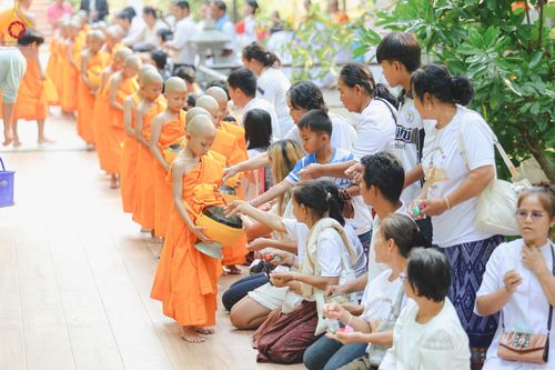 ภาพ No.135159: พิธีบรรพชาสามเณร  พิธีตักบาตรฉลองสามเณรใหม่ วันที่ 1 เมษายน พ.ศ.2567 ในโครงการบรรพชาสามเณรฟื้นฟูพระพุทธศาสนาทั่วไทย ณ ศูนย์ปฏิบัติธรรมแก้วเมืองเลย