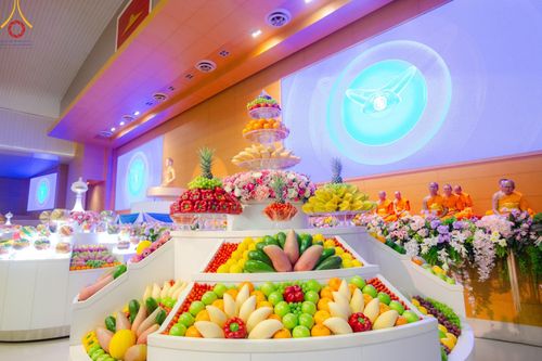 พิธีตักบาตร , พิธีบูชาข้าวพระ ณ ห้องแก้วสารพัด 1 สภาธรรมกายสากล วัดพระธรรมกาย วันอาทิตย์ต้นเดือนที่ 2 มิถุนายน พ.ศ. 2567