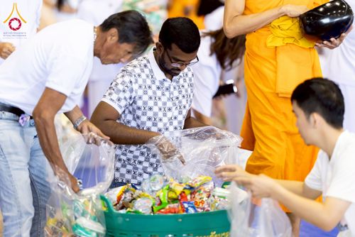 ภาพ No.223450:วันวิสาขบูชา วันอาทิตย์ที่ 11 พฤษภาคม พ.ศ. 2568 พิธีตักบาตร และปฎิบัติธรรม ณ สภาธรรมกายสากล วัดพระธรรมกาย