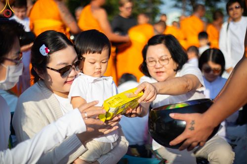 ภาพ No.193066:พิธีตักบาตรพระธรรมยาตรา ณ อนุสรณ์สถานคลองบางนางแท่น อ.สามพราน จ.นครปฐม ในโครงการธรรมยาตรา กตัญญูบูชา มหาปูชนียาจารย์ พระมงคลเทพมุนี(สด จนฺทสโร) พระผู้ปราบมาร อนุสรณ์สถาน 7 แห่ง ปีที่ 13 วันที่ 11 มกราคม พ.ศ.2568