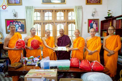 ภาพ No.220412:วันที่ 17 เมษายน พ.ศ. 2568 ผู้แทนวัดพระธรรมกาย ลงพื้นที่เยียวยา ซับน้ำตาเหยื่อแผ่นดินไหวมัณฑะเลย์