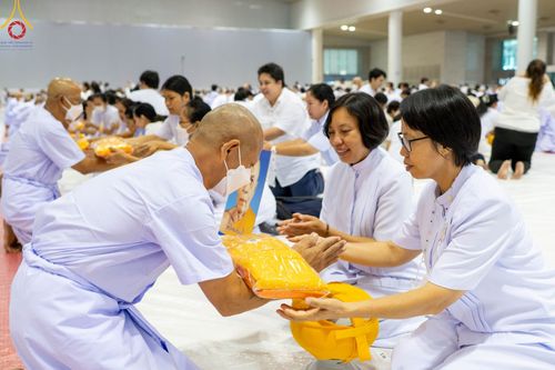 ภาพ No.101531:พิธีเวียนประทักษิณ, พิธีวันทาเจดีย์, พิธีขอขมาและมอบผ้าไตร ในโครงการอุปสมบทหมู่ รุ่นบูชาธรรมมหาปูชนียาจารย์ ณ วัดพระธรรมกาย ในวันที่ 9 ธันวาคม พ.ศ. 2566