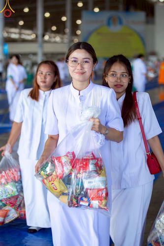 ภาพ No.222079:วันที่ 4 พฤษภาคม พ.ศ. 2568 พิธีตักบาตร เนื่องในวันอาทิตย์ต้นเดือน ณ บ้านแก้วเรือนทองคุณยายฯ วัดพระธรรมกาย