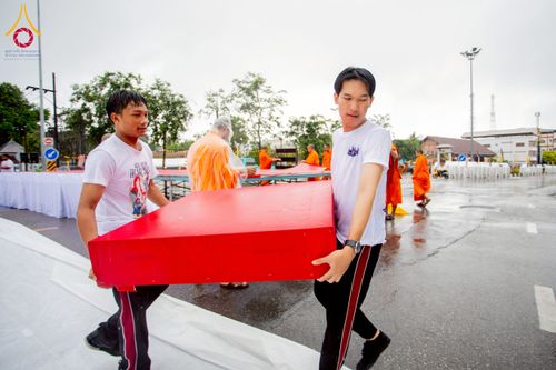 ภาพ No.226187:วันอาทิตย์ที่ 25 พฤษภาคม พ.ศ. 2568 พิธีตักบาตรพระ 1,000 รูปเมืองตรัง ครบรอบ 110 ปี เมืองทับเที่ยง ถวายเป็นพุทธบูชา ถวายเป็นพระราชกุศลแด่รัชกาลที่ 10 และอุทิศส่วนกุศลแด่อดีตเจ้าเมืองตรัง และบรรพบุรุษ ณ บริเวณหน้าศาลากลางจังหวัดตรัง ถนนพระราม 6