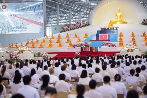 ภาพ No.86948:พิธีตักบาตร , พิธีบูชาข้าวพระ , พิธีจุดเทียนใจ ไฟนิรันดร์ อนันตชัย ในวันอาทิตย์ต้นเดือน 3 กันยายน พ.ศ. 2566 ณ วัดพระธรรมกาย