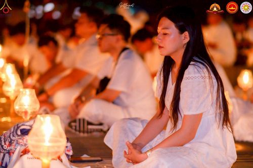 ภาพ No.224587:วันจันทร์ที่ 12 พฤษภาคม พ.ศ. 2568  ชาวพุทธในอินโดนีเซีย ร่วมฉลองวิสาขบูชาจุดประทีปกว่า 200,000 ดวง ณ พระมหาเจดีย์บรมพุทโธ  เจริญพุทธมนต์ถวาย “พระวชิรเกล้าเจ้าอยู่หัว”