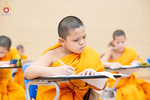 ภาพ No.208893:พระบาทสมเด็จพระเจ้าอยู่หัวทรงพระกรุณาโปรดเกล้าฯ พระราชทานภัตตาหารพระราชทาน แด่พระภิกษุ สามเณร ในการสอบบาลีสนามหลวง ณ วัดพระธรรมกาย วันที่ 22 กุมภาพันธ์ พ.ศ. 2568 ณ วัดพระธรรมกาย อำเภอคลองหลวง จังหวัดปทุมธานี