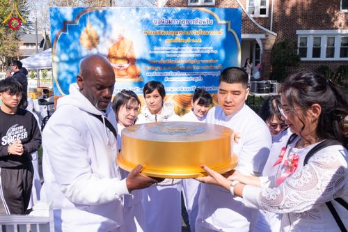 ภาพ No.62487:คณะศิษยานุศิษย์รวมใจสถาปนาและสมโภช ธรรมจักร เพื่ออัญเชิญประดิษฐาน ณ ยอดอุโบสถ 80 ปี หลวงพ่อธัมมชโย วัดพระธรรมกายนิวเจอร์ซี ประเทศสหรัฐอเมริกา  วันอาทิตย์ที่ 7 เมษายน พ.ศ. 2567