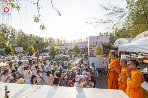 ภาพ No.292706:วันที่ 12 มกราคม พ.ศ. 2569 พิธีถวายภัตตาหารเป็นสังฆทาน แด่พระธรรมยาตรา ณ อนุสรณ์สถานมหาวิหารพระมงคลเทพมุนี (โลตัสแลนด์) อ.สองพี่น้อง จ.สุพรรณบุรี ในโครงการธรรมยาตรา กตัญญูบูชา มหาปูชนียาจารย์ พระมงคลเทพมุนี(สด จนฺทสโร) พระผู้ปราบมาร อนุสรณ์สถาน 7 แห่ง ปี