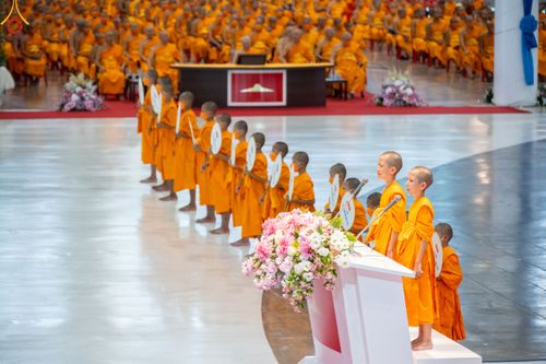 ภาพ No.85283:พิธีมุทิตาสักการะพระภิกษุ ผู้สอบได้เปรียญธรรม ๙ ประโยคระดับโลก, พิธีมอบโล่เกียรติยศและทุนการศึกษา สำนักเรียนบาลีดีเด่นทั่วประเทศ ในวันสมาธิโลก อาทิตย์ที่ 6 สิงหาคม พ.ศ. 2566 ณ สภาธรรมกายสากล วัดพระธรรมกาย