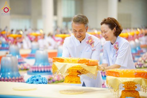 ภาพ No.215504:วันอาทิตย์ต้นเดือนที่ 6 เมษายน พ.ศ. 2568 ขบวนอัญเชิญผ้าป่าสมทบ มหาสังฆทาน 40,000 กว่าวัดทั่วประเทศ ณ สภาธรรมกายสากล วัดพระธรรมกาย