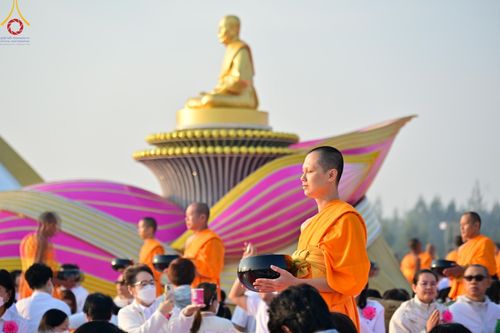 ภาพ No.201142:พิธีตักบาตรพระธรรมยาตรา ณ อนุสรณ์สถานลำดับที่ 5 สถานที่เผยแผ่วิชชาธรรมกายครั้งแรก อนุสรณ์สถานบางปลา วัดบางปลา อำเภอบางเลน จังหวัดนครปฐม ในโครงการธรรมยาตรา กตัญญูบูชา มหาปูชนียาจารย์ พระมงคลเทพมุนี(สด จนฺทสโร) พระผู้ปราบมาร อนุสรณ์สถาน 7 แห่ง ปีที่ 13