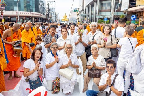 ภาพ No.237174:วันอาทิตย์ที่ 10 สิงหาคม พ.ศ. 2568 มหาสังฆทานครั้งยิ่งใหญ่ ตักบาตรพระ 10,000 รูป ถ.นิพัทธ์อุทิศ 3 ใจกลางนครหาดใหญ่ จ.สงขลา (ชุดที่ 2)
