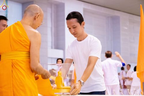 ภาพ No.159592:สัมมนาพิเศษและพิธีมอบองค์พระธรรมกาย 2,000 องค์ ณ ห้องแก้วสารพัดนึก 1 วัดพระธรรมกาย วันอาทิตย์ต้นเดือนที่ 6 ตุลาคม พ.ศ. 2567