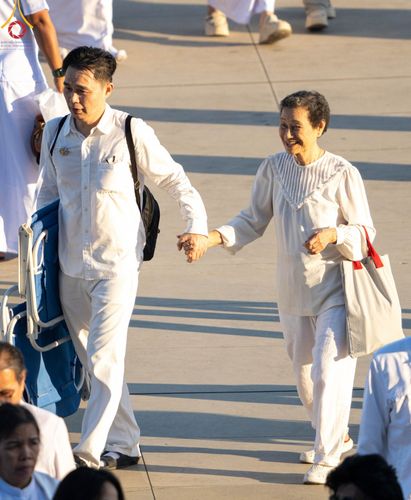 ภาพ No.105359:พิธีตักบาตรฉลองพระบวชใหม่ รุ่นบูชาธรรมมหาปูชนียาจารย์ และต้อนรับศักราชใหม่ วันจันทร์ที่ 1 มกราคม พ.ศ. 2567 ณ ลานธรรมพระมหาธรรมกายเจดีย์ วัดพระธรรมกาย