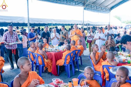 ภาพ No.133558:พิธีขอขมารับผ้าไตร, พิธีบรรพชาสามเณร, สามเณรออกบิณฑบาต ในโครงการบรรพชาสามเณร ฟื้นฟูพระพุทธศาสนาทั่วไทย  ณ ศูนย์ปฏิบัติธรรม และอบรมเยาวชนเมืองยะลา วันที่ 3 เมษายน พ.ศ. 2567