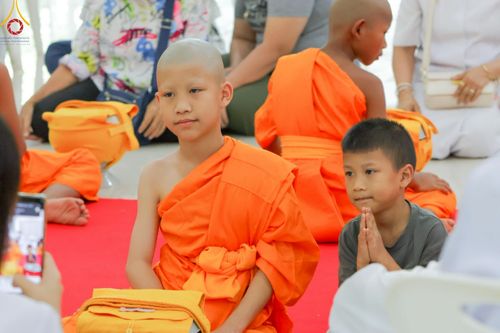 ภาพ No.216302:วันเสาร์ที่ 5 เมษายน พ.ศ. 2568 พิธีตัดปอยผม พิธีขอขมาผู้ปกครอง พิธีขอขมามอบผ้าไตร พิธีบรรพชา พิธีถวายบาตรสามเณร ณ ศูนย์ปฏิบัติธรรมและศูนย์อบรมเยาวชนเพชรบุรี ต.ท่าแลง อ.ท่ายาง จ.เพชรบุรี