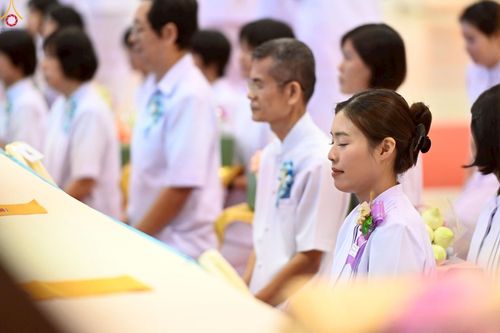 ภาพ No.233883:วันเสาร์ที่ 19 กรกฎาคม พ.ศ.2568 วันมหารำลึก ครั้งที่ 35 พิธีรำลึกถึงนักสร้างบารมี , พิธีสวดพระพุทธมนต์ , พิธีทอดผ้าบังสกุลและถวายไทยธรรม วัดพระธรรมกาย