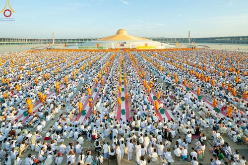 ภาพ No.187850:พิธีตักบาตรฉลองพระใหม่ ต้อนรับพุทธศักราช 2568 ณ ลานธรรมพระมหาธรรมกายเจดีย์ วัดพระธรรมกาย จ.ปทุมธานี วันที่ 1 มกราคม พ.ศ. 2568