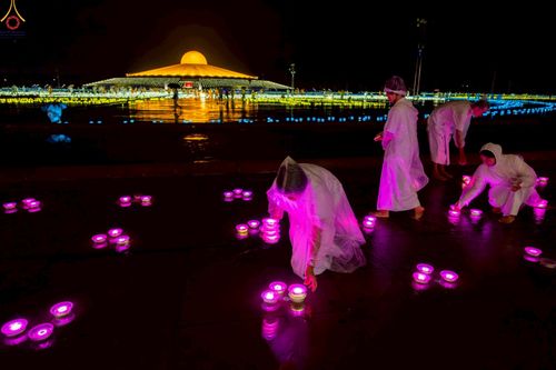 ภาพ No.244324:วันที่ 7 กันยายน พ.ศ. 2568 พิธีจุดประทีป วันครูผู้ค้นพบวิชชาธรรมกาย ณ ลานธรรมฯ และวิหารคด วัดพระธรรมกาย