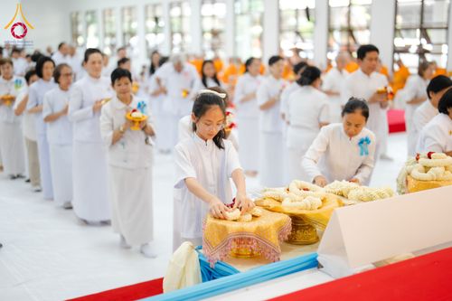 ภาพ No.160915:พิธีเจริญพระพุทธมนต์ และปิดแผ่นทองรูปเหมือน พระเดชพระคุณพระมงคลเทพมุนี (สด จนฺทสโร) พระผู้ปราบมาร จำนวน 3 องค์ วันเสาร์ที่ 5 ตุลาคม พ.ศ. 2567 ณ อาคารปลูกศรัทธา 2 (ชานชลาเดิม) วัดพระธรรมกาย อ.คลองหลวง จ.ปทุมธานี