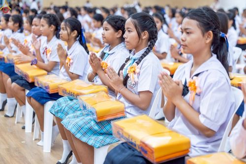 ภาพ No.246032:วันเสาร์ที่ 13 กันยายน พ.ศ. 2568 พิธีมอบผ้าไตรประธานกฐินสัมฤทธิ์เด็กดี V-Star ณ สภาธรรมกายสากล วัดพระธรรมกาย