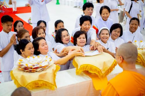 ภาพ No.214886:พิธีต้อนรับสัญญาบัตร พัดยศ พระราชวิเทศวชิรเวที (บัณฑิต วรปญฺโญ) เจ้าอาวาสวัดพระธรรมกายสกอตแลนด์ สหราชอาณาจักร ผู้ช่วยเจ้าอาวาสวัดพระธรรมกาย ณ อุโบสถพระไตรปิฏก วัดพระธรรมกาย