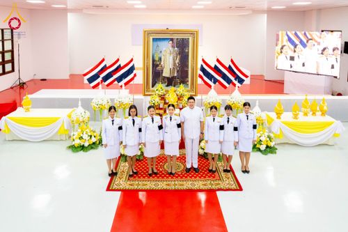 ภาพ No.276129:วันที่ 5 ธันวาคม พ.ศ. 2568 พสกนิกรอำเภอคลองหลวง พร้อมใจบำเพ็ญกุศลอุทิศถวาย “ในหลวงรัชกาลที่ 9” น้อมรำลึกในพระมหากรุณาธิคุณ เนื่องในวันคล้ายวันพระบรมราชสมภพ วันชาติ และวันพ่อแห่งชาติ ณ อาคารปลูกศรัทธา 2 วัดพระธรรมกาย อำเภอคลองหลวง จังหวัดปทุมธานี