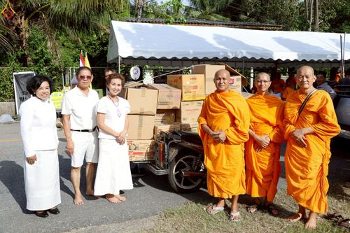 ภาพ No.235267:วันอาทิตย์ที่ 27 กรกฎาคม พ.ศ. 2568 พิธีตักบาตรพระ1,000 รูป ทำบุญเมืองพัทลุง ประธานสงฆ์ พระปริยัติวชิโรดม  เจ้าคณะจังหวัดพัทลุง ประธานฆราวาส นายรัฐศาสตร์ ชิดชู  ผู้ว่าราชการจังหวัดพัทลุง