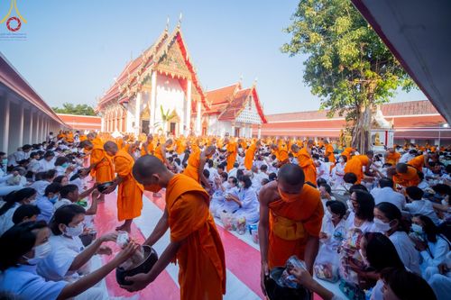 ภาพ No.112816:พิธีตักบาตรพระธรรมยาตราฯ ณ วัดสองพี่น้อง จ.สุพรรณบุรี วันที่ 15 มกราคม พ.ศ. 2567