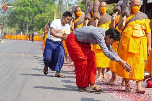 ภาพ No.129118:พระธรรมยาตราเดินธรรมยาตรา ณ ชุมชนรอบศูนย์ปฏิบัติธรรมภาคใต้ อ.บางกล่ำ จ.สงขลา วันที่ 10 มีนาคม พ.ศ. 2567