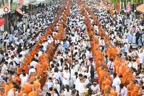 ภาพ No.312664:วันอาทิตย์ที่ 8 มีนาคม พ.ศ.2569 ทำบุญเมืองนครราชสีมา 558 ปี ตักบาตรพระ 10,000 รูป