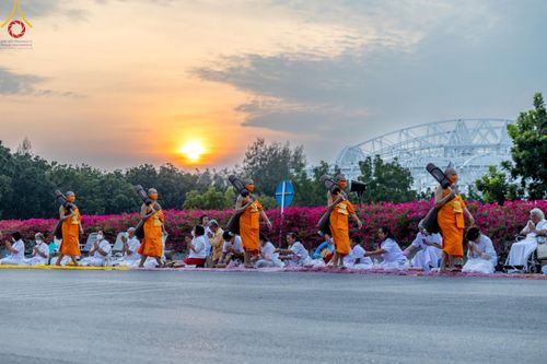ภาพ No.120428:พิธีต้อนรับพระธรรมยาตรา ในโครงการธรรมยาตรา กตัญญูบูชา มหาปูชนียาจารย์ พระมงคลเทพมุนี(สด จนฺทสโร) พระผู้ปราบมาร อนุสรณ์สถาน 7 แห่ง ปีที่ 12 วันที่ 28 มกราคม พ.ศ. 2567 ณ วัดพระธรรมกาย จ.ปทุมธานี (ชุดที่ 2)