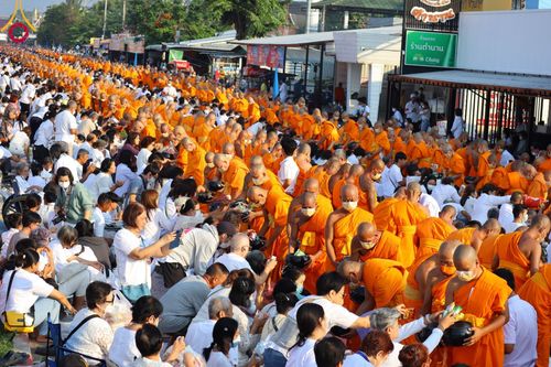 ภาพ No.101934:ตักบาตรพระ 10,000 รูป เติมบุญให้แผ่นดิน เนื่องในโอกาส 192 ปี จังหวัดกาญจนบุรี หนึ่งในโครงการตักบาตรพระ 2,000,000 รูป  77 จังหวัดทุกวัดทั่วไทย วันจันทร์ที่ 11 ธันวาคม พ.ศ. 2566 บริเวณถนนสองแคว (SKY WALK) เมืองกาญจนบุรี